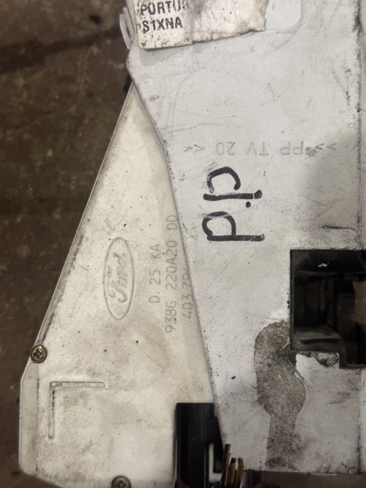 Замок передній 93BG220A20DD 40379412V