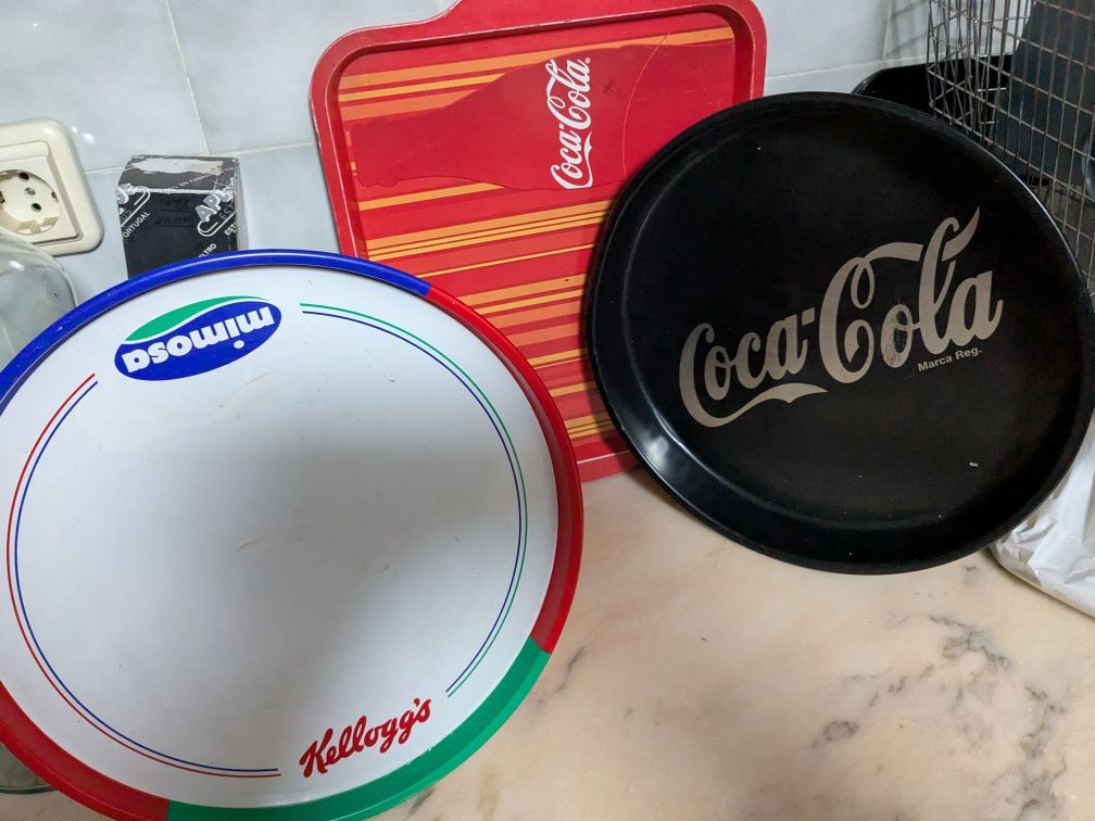 Tabuleiros da Coca-Cola e  kelogs