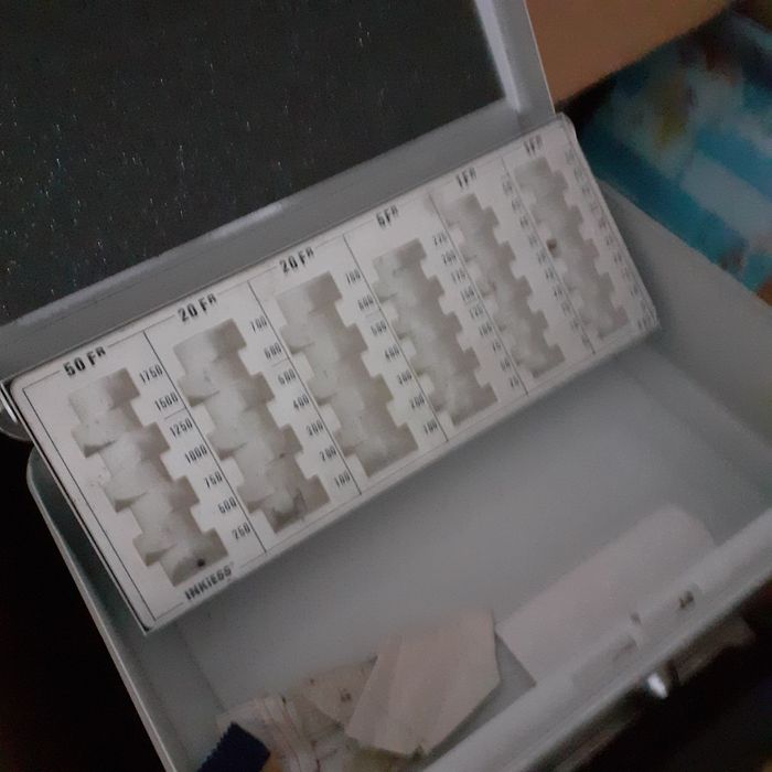 Sprzedam  kasetkę  na pieniądze  używaną