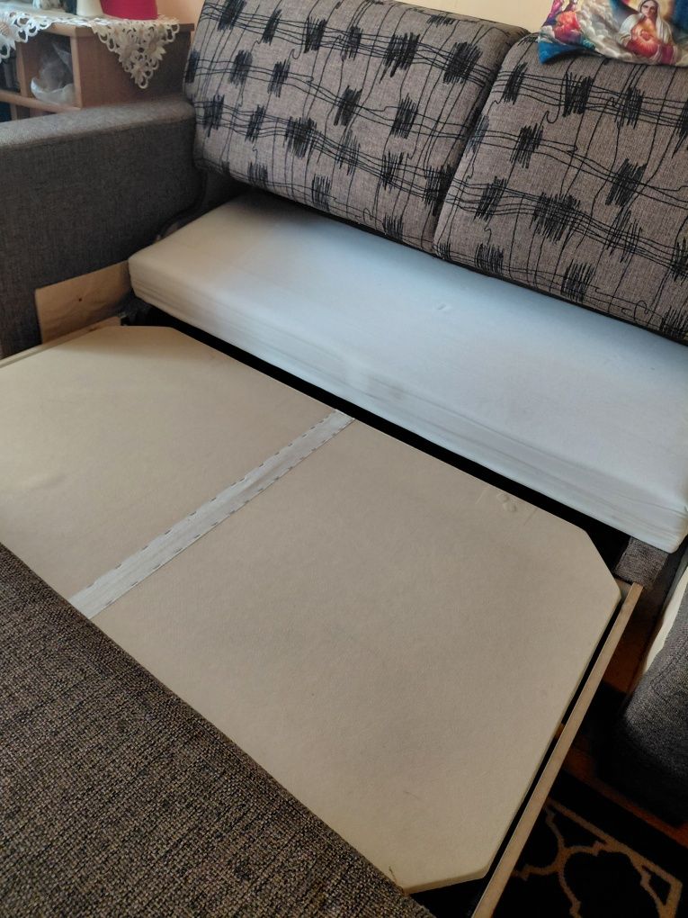 Sofa rozkładana z pojemnikiem na pościel