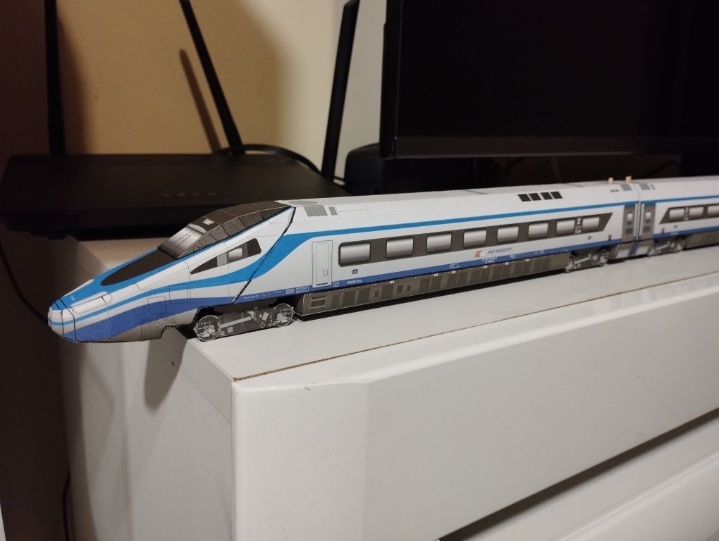 Model kartonowy zabawka pociąg expresowy  sklej model PENDOLINO IC PKP