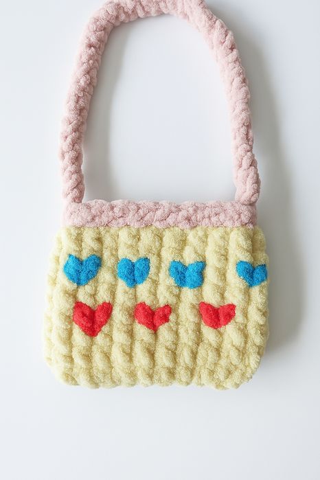 Torebka dla dziewczynki ręcznie wyplatana z przędzy