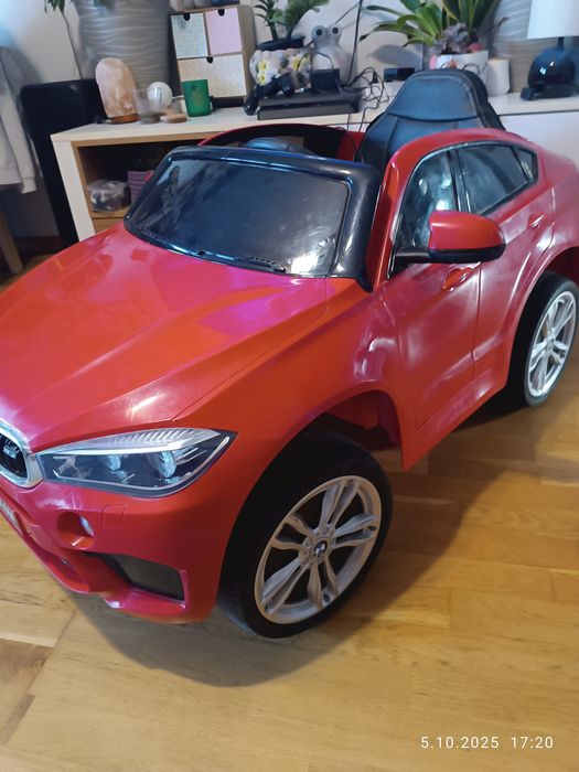 Samochód akumulatorowy, stylizowany na model BMW  x6M