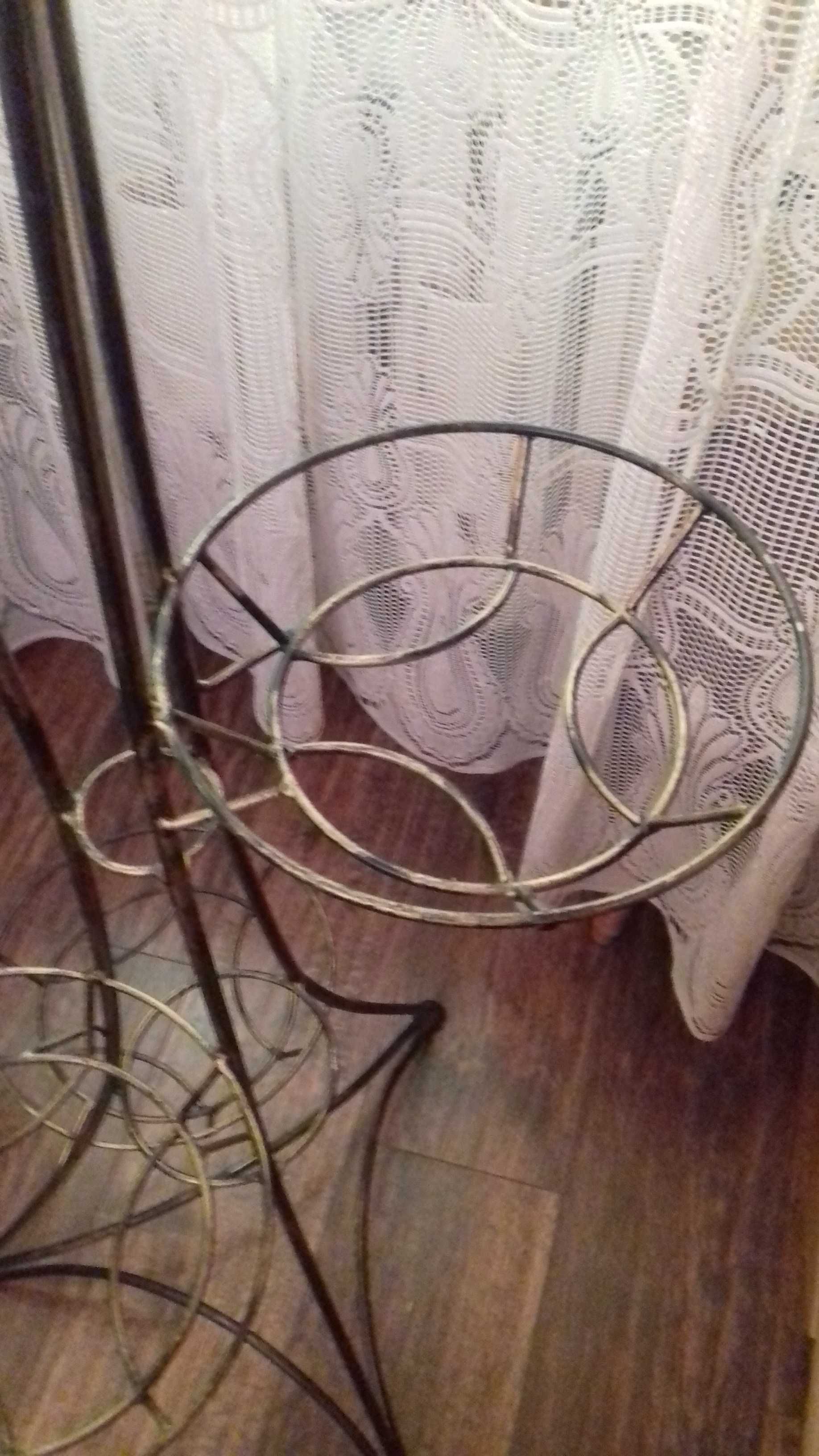 Kwietnik metalowy stojący na 5 doniczek - piękny i elegancki