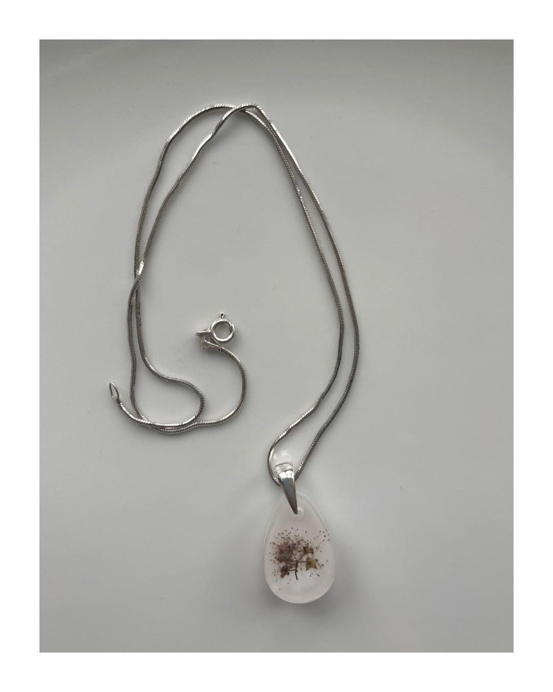 Zawieszka „fleurs rose poudré” biżuteria żywica srebro handmade