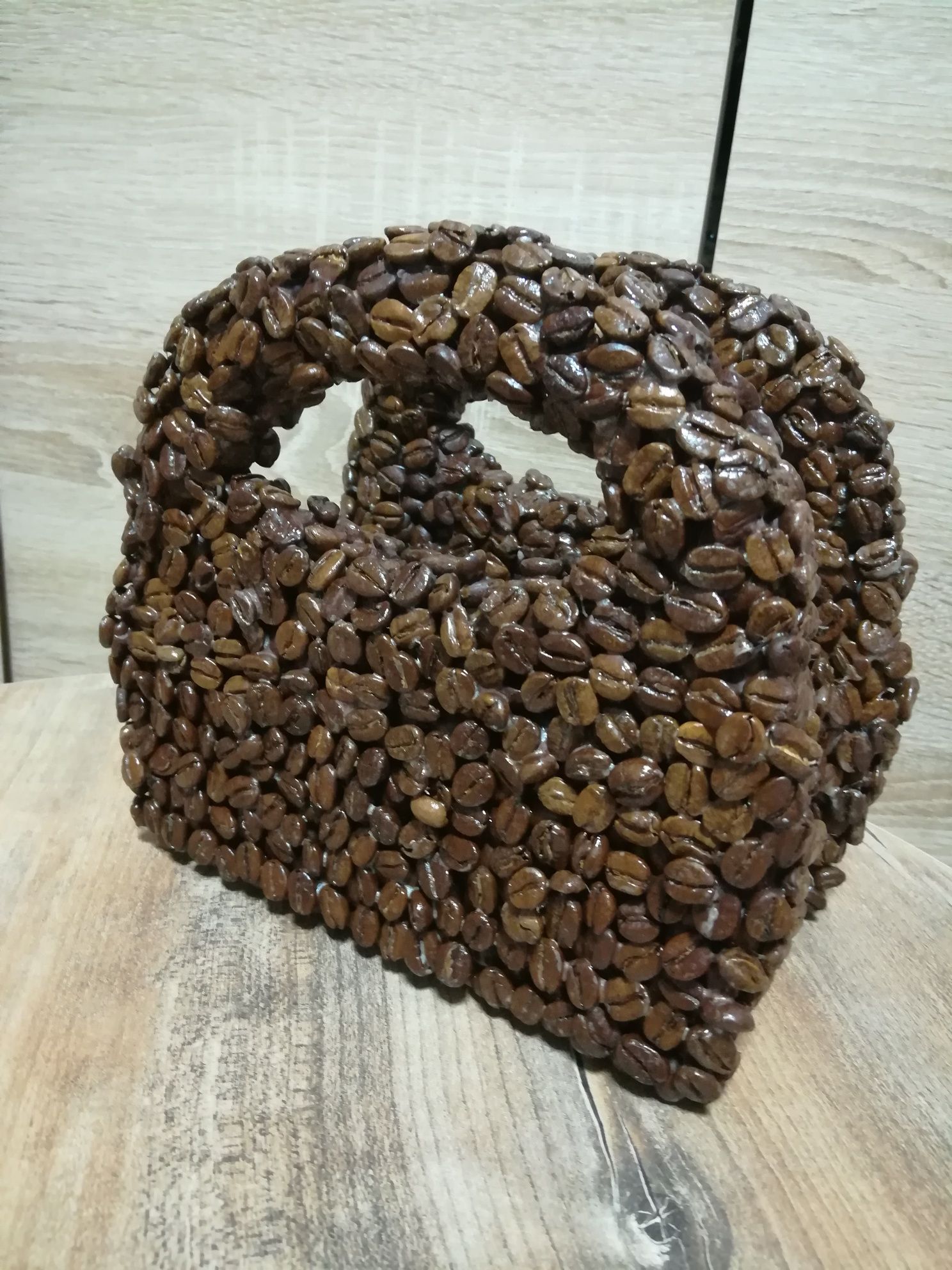 Корзина декоративная с зёрнами кофе.
