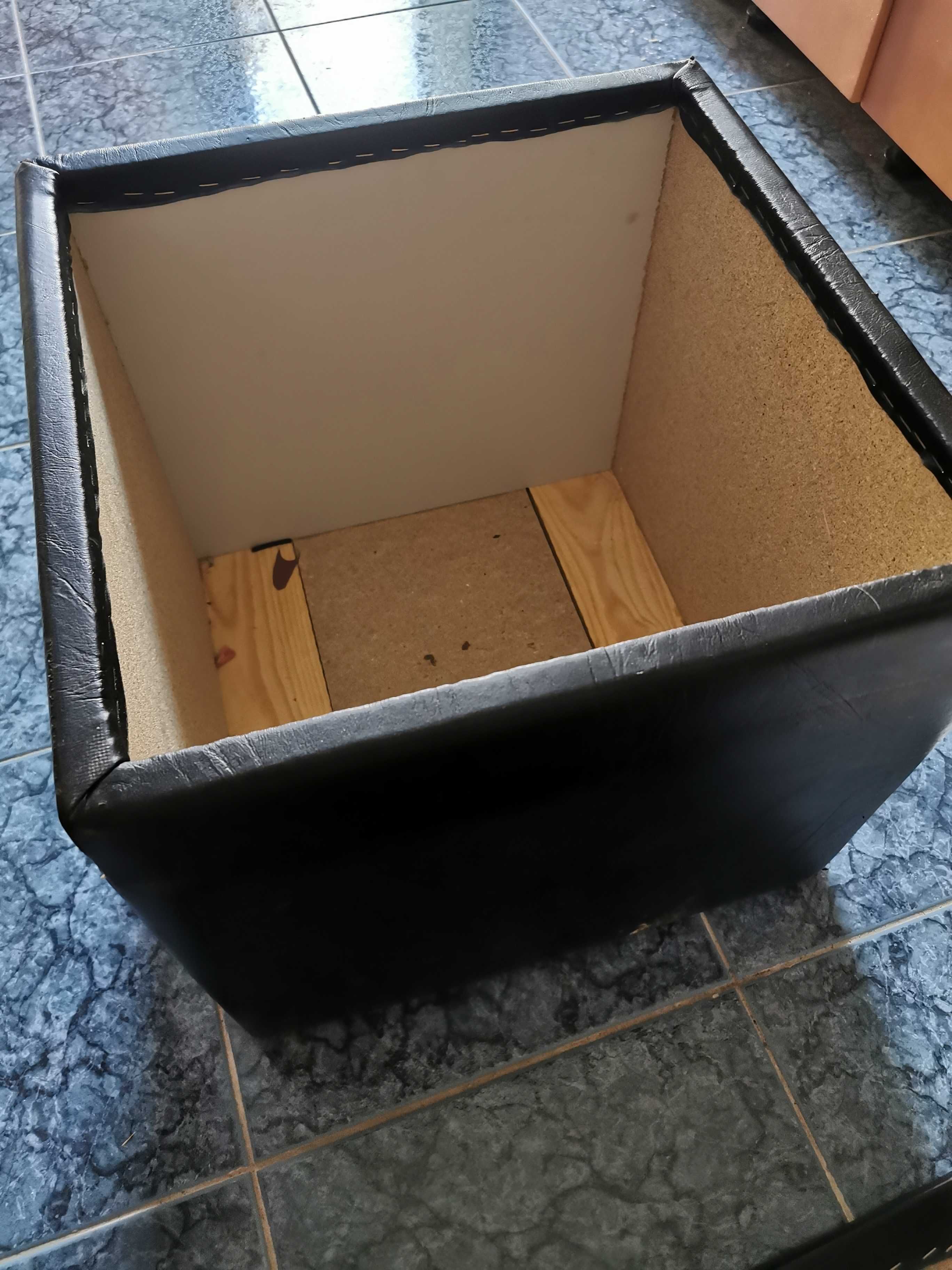 Vendo banco almofadado com compartimento interior