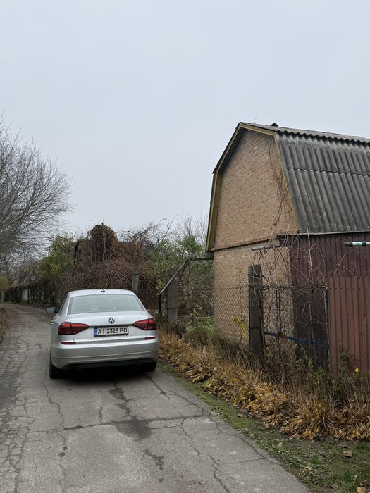 Дача з будинком в тихому місці