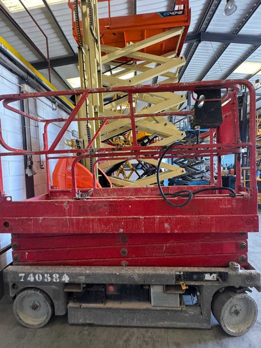 Plataformas elevatórias Tesoura Elétricas 10mt usadas Narrow-estreita