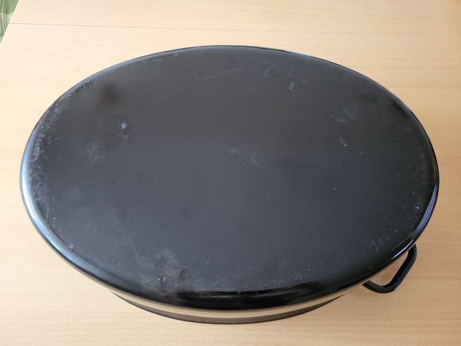 Żeliwna duża czarna brytfanna