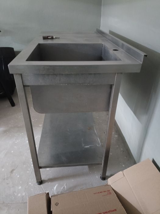 Стіл з мийкою та полицею знизу