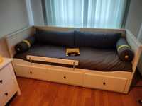 Cama Ikea Hemnes com colchão e colcha