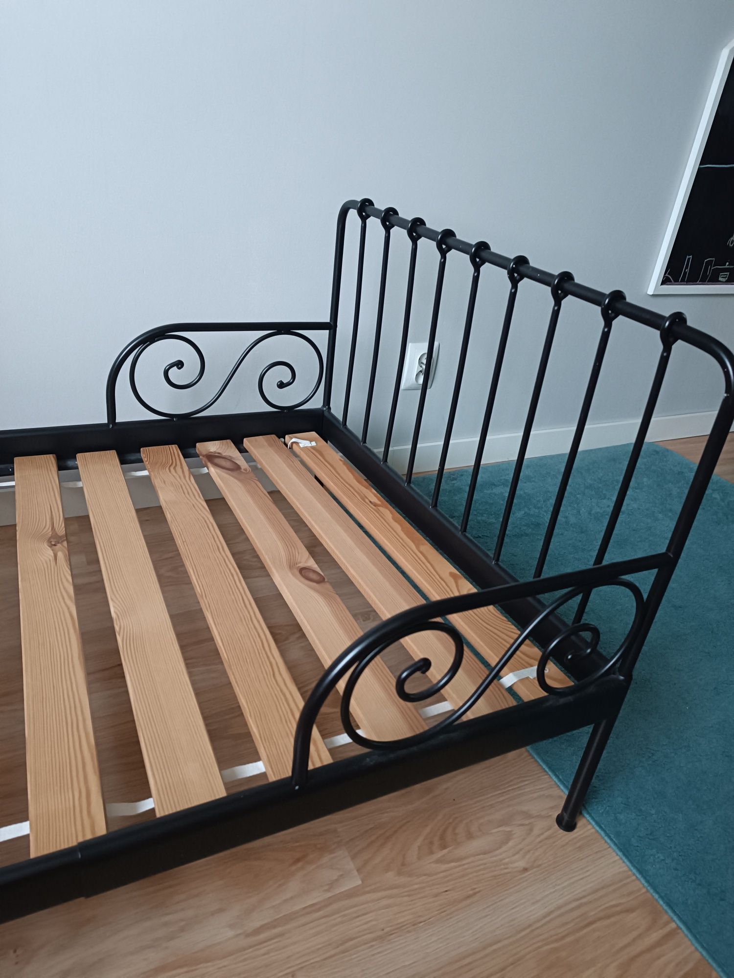 Stalowe łóżko Ikea