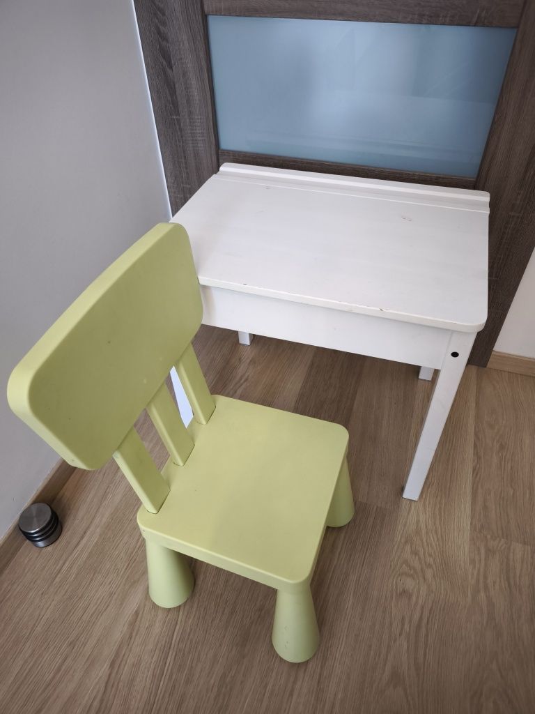 Biurko dla dzieci plus 2 krzesła Ikea
