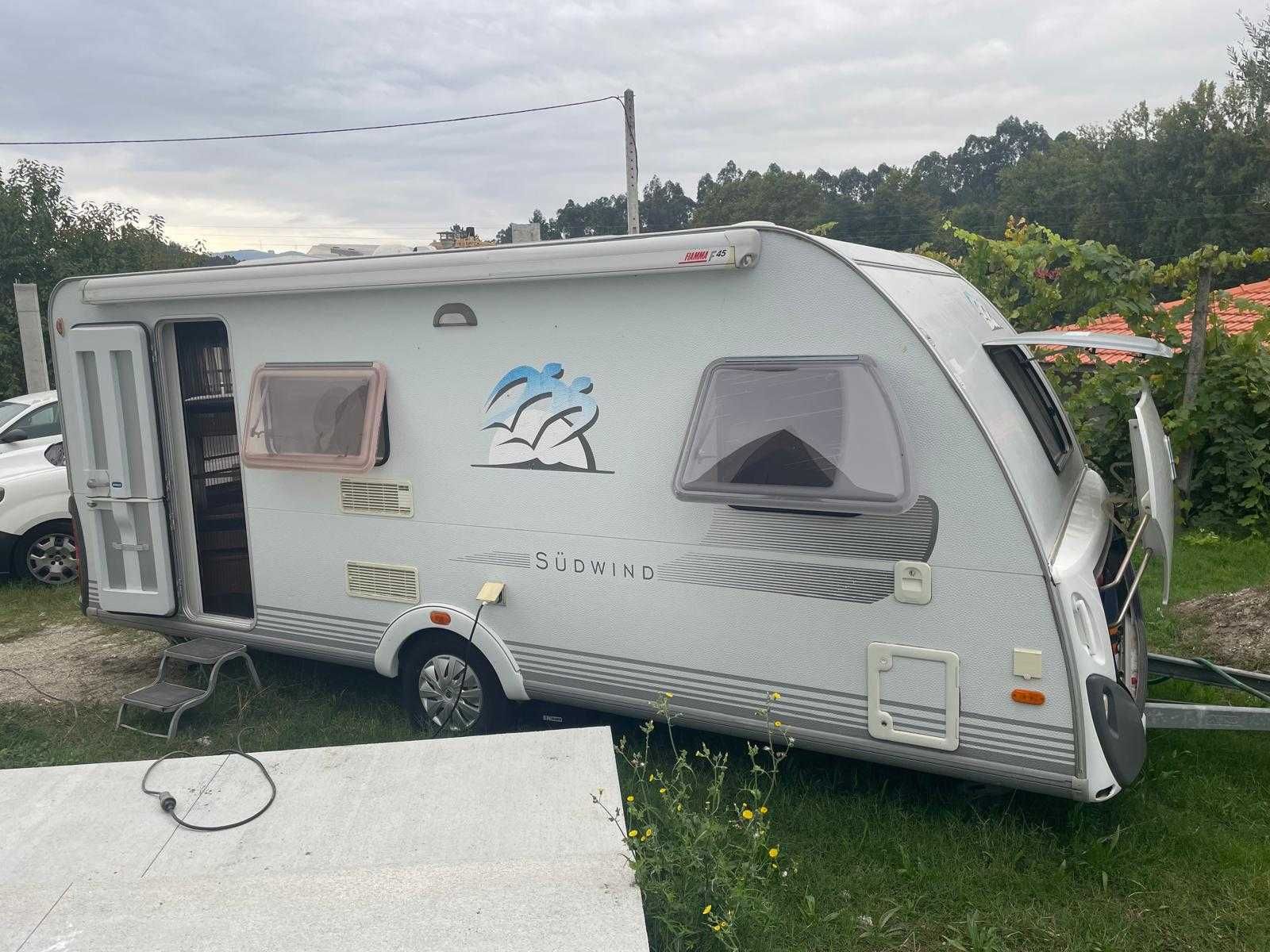 Caravana completamente nova com pouco uso - KNAUS SUDWIND