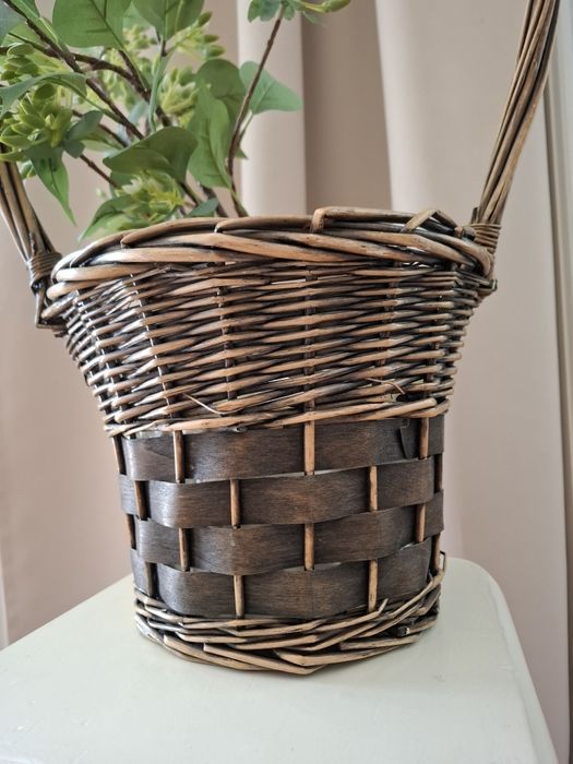 Koszyk wiklinowy oliwkowo-złoty z  rośliną