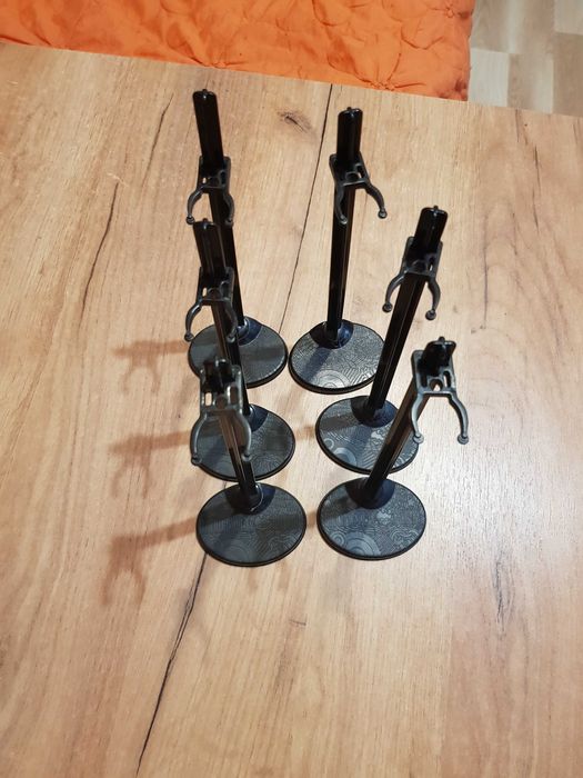 stojaki dla lalki monster high