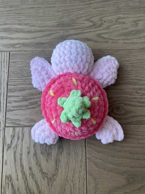 słodki truskawkowy żółwik na szydełku - handmade - idealny na prezent