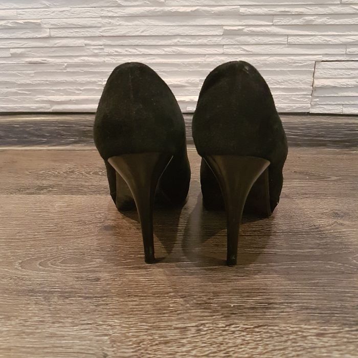 Czarne czółenka zamszowe