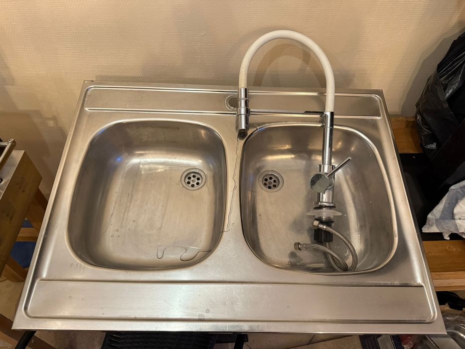 dwukomorowy zlewozmywak gastronomiczny wykonany ze stali nierdzewnej.