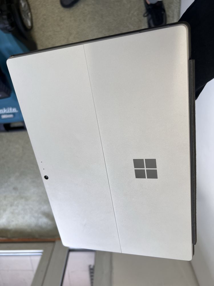 ŁADNY Microsoft Surface Pro TYLKO 36cykli !