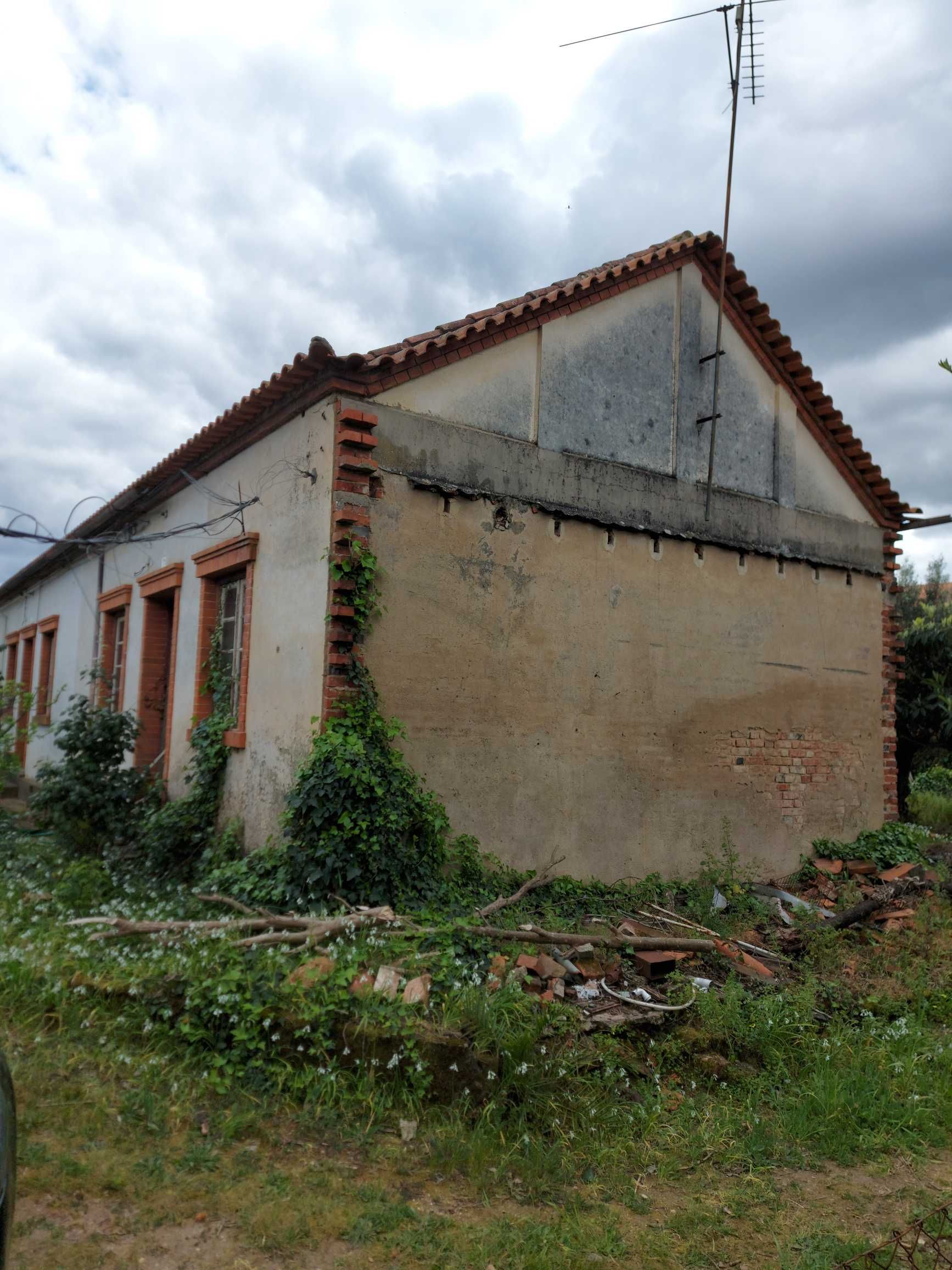 Moradia para reconstruir com terreno. Imobiliárias não, obrigado.