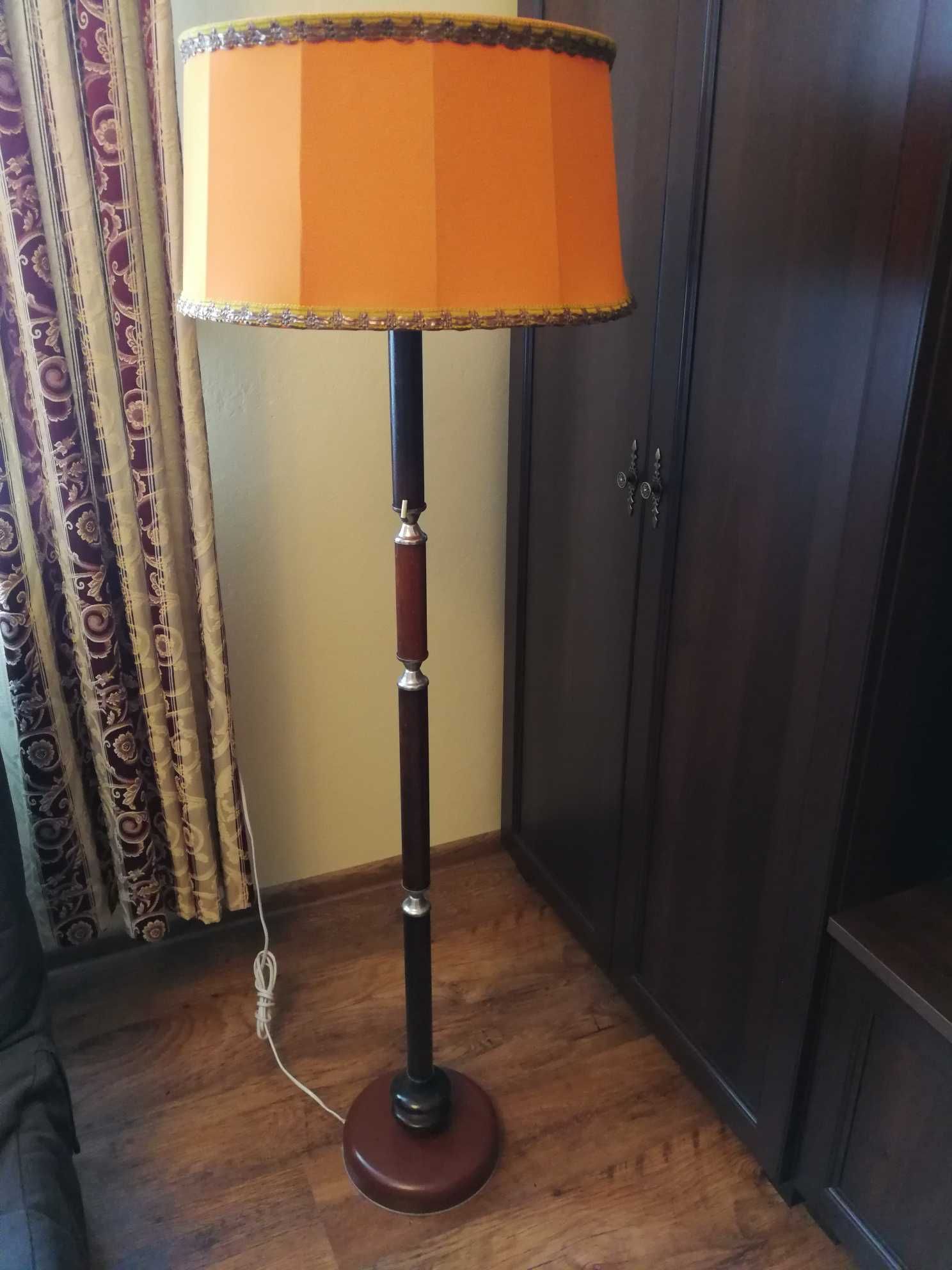 Lampa drewniana, podłogowa z abażurem.