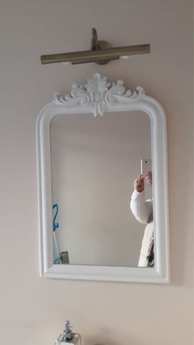 Lustro w ramie bialej