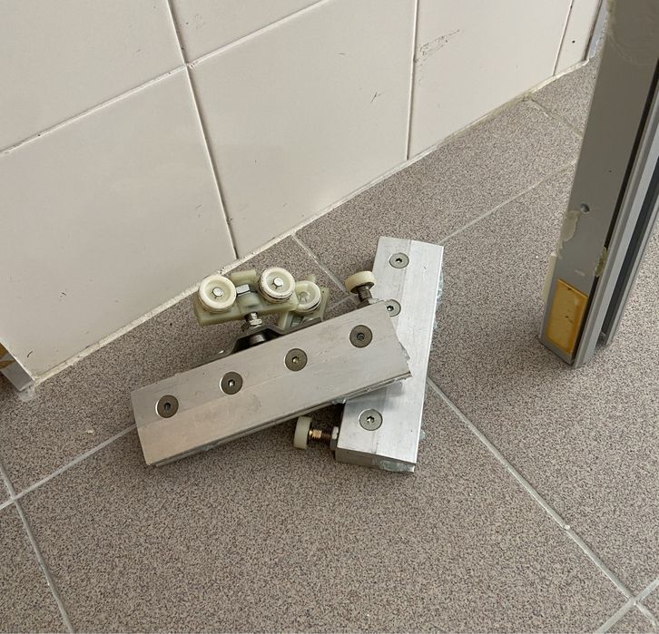 Calha e rodizios porta vidro