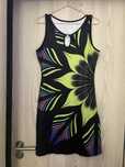 Vestido SHEIN preto com flor verde