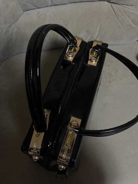 Чорна сумка лакірована