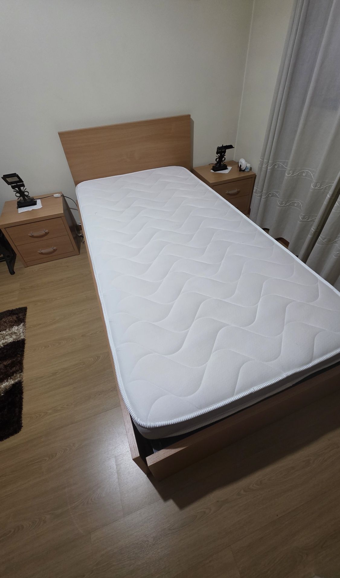 Cama de Solteiro com 2 Estrados + Mesas de Cabeceira