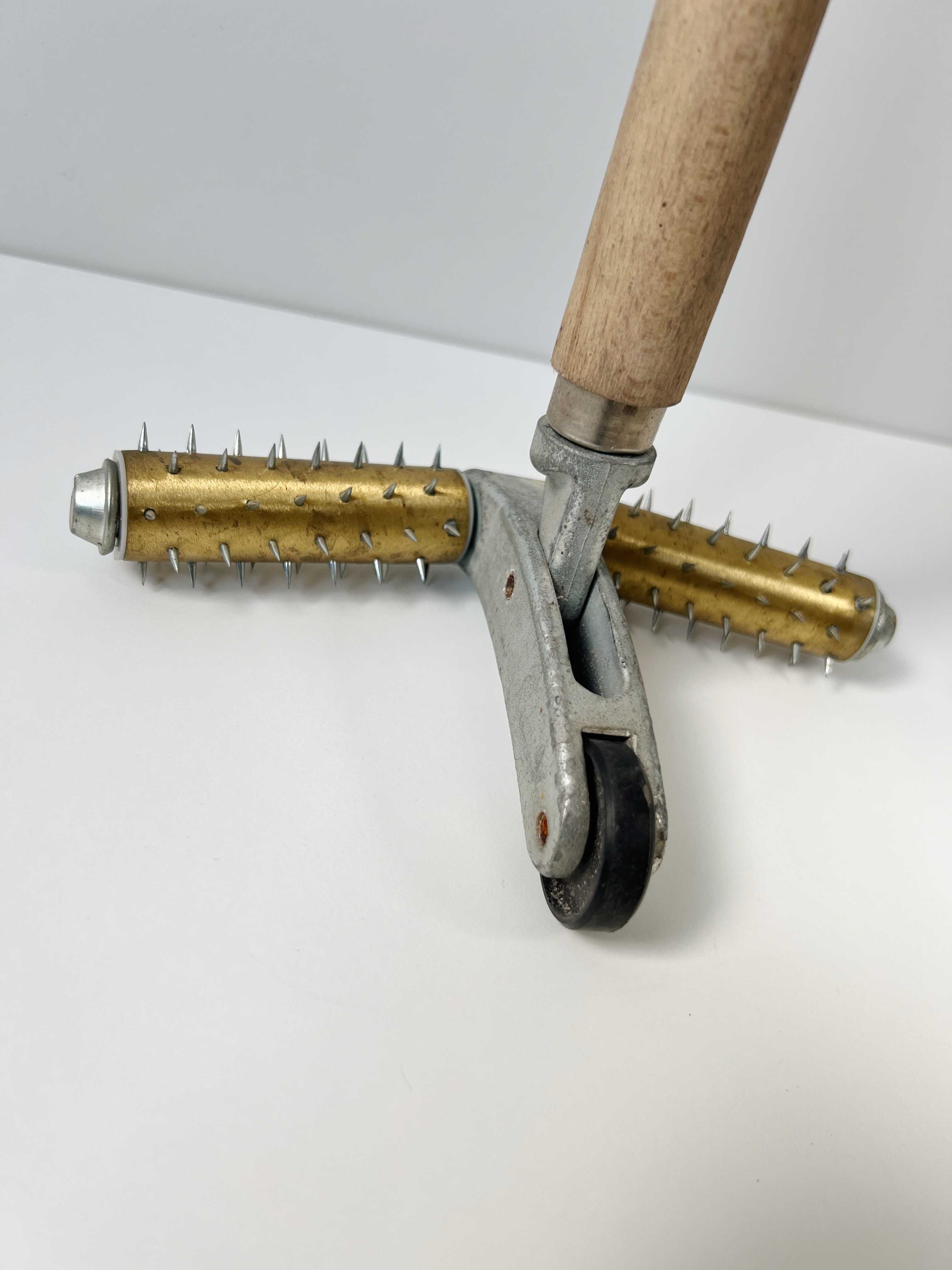 Wałek do perforacji tapet FRIEES wałek kolczasty/ perforator z kolcami