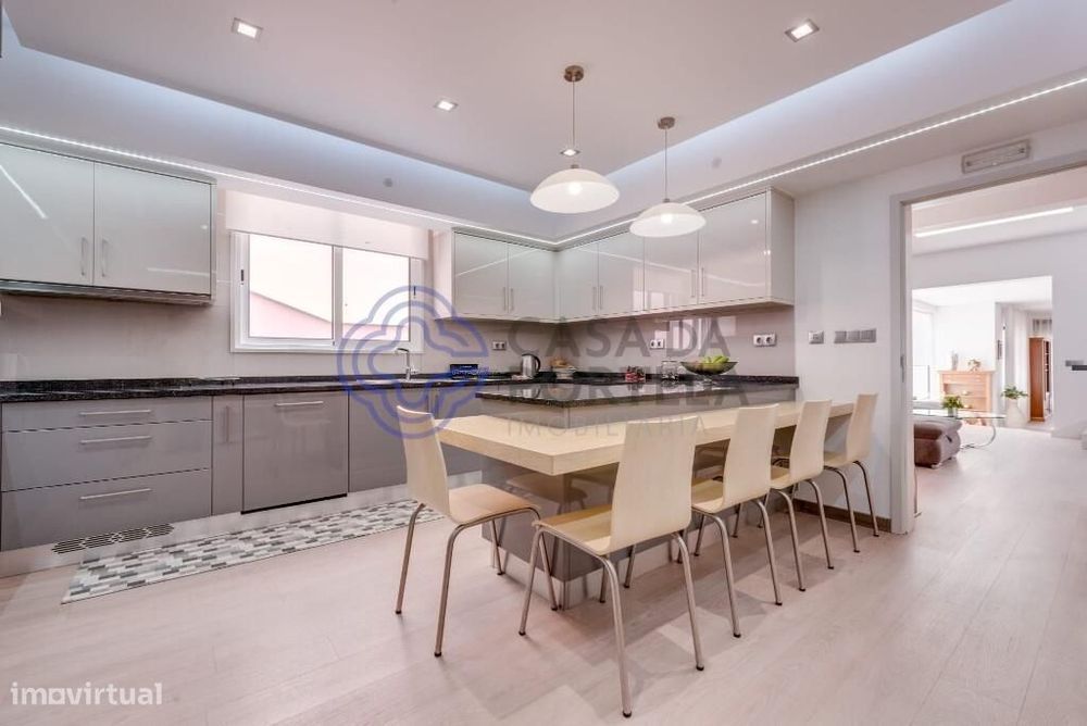 Moradia Renovada em Câmara de Lobos – 6 Pisos de Conforto e Versati