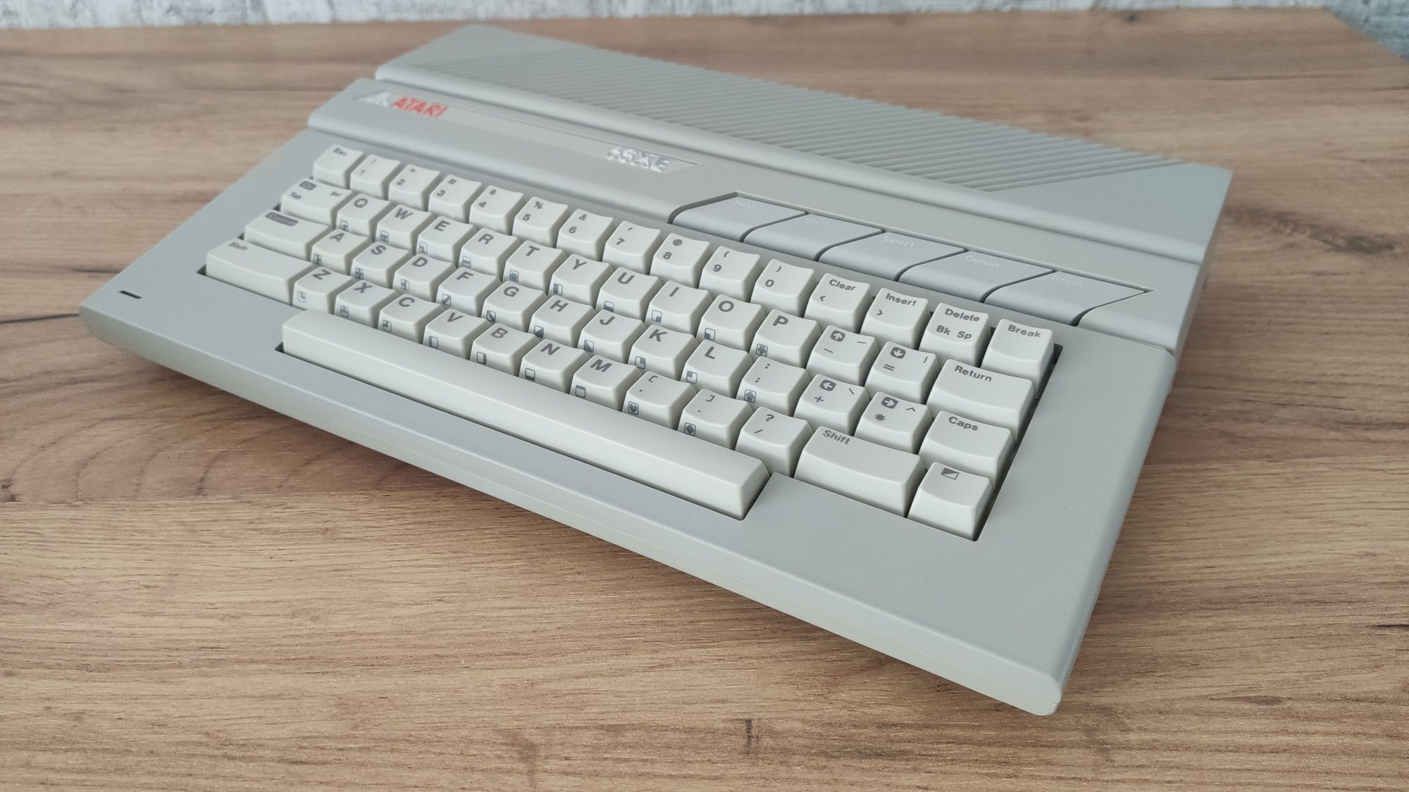 Atari 65 XE ECI sprawne stan bdb układy w podstawkach