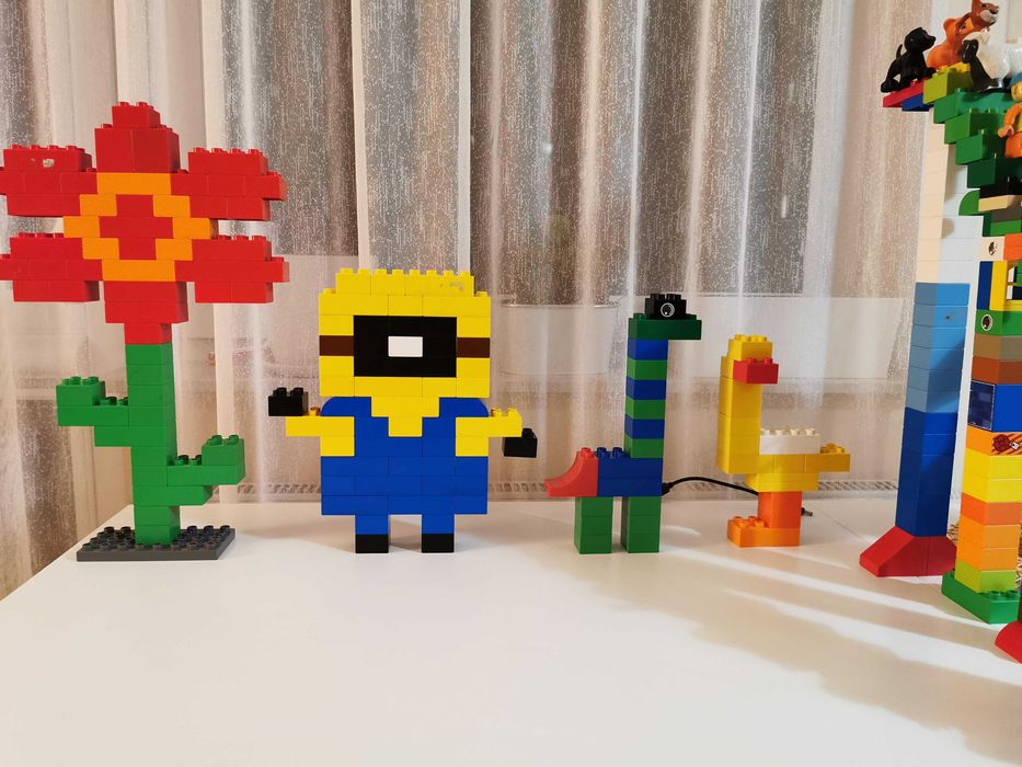 Duży zestaw LEGO DUPLO - setki elementów + figurki – godziny zabawy!