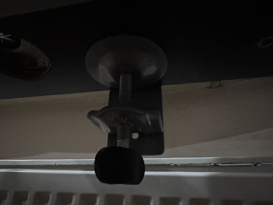 Кронштейн для монітора, з тримачем для ноутбука.