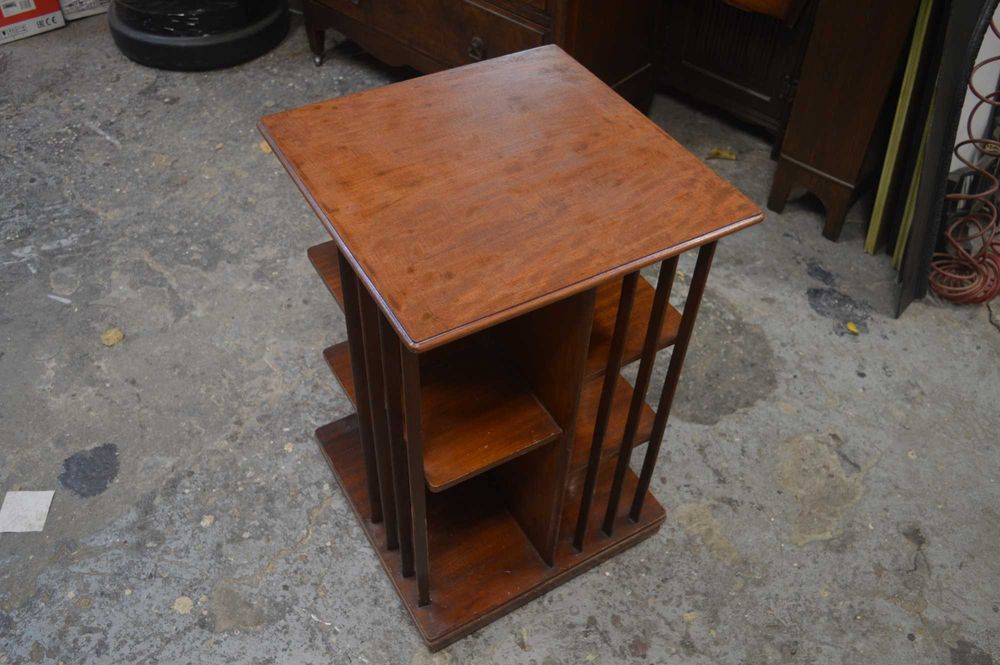 Barek drewniany kręci się