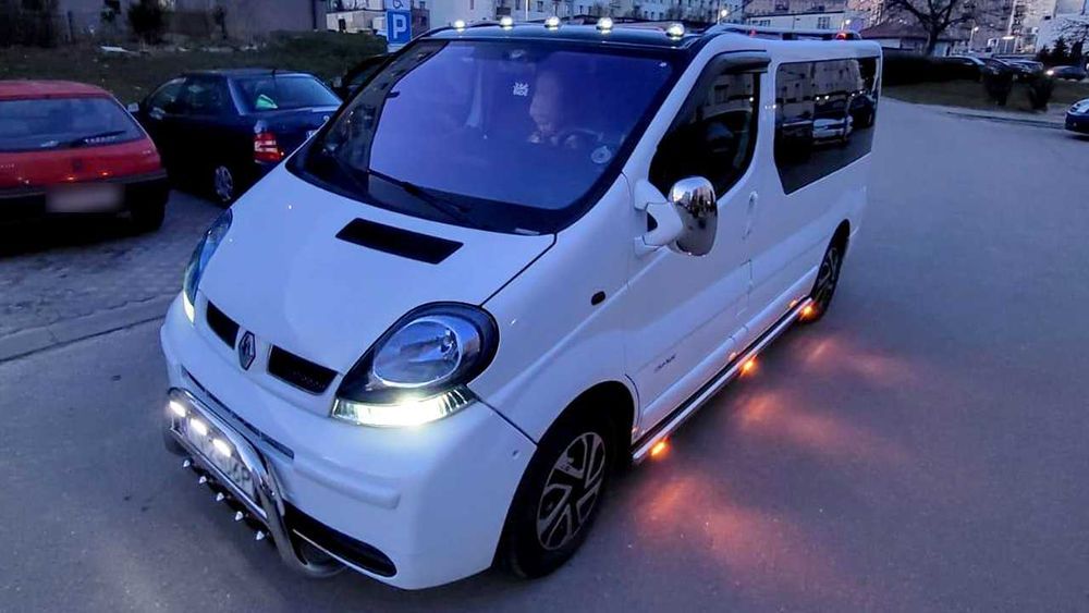 Vivaro Trafic Orurowanie boczne z oswietleniem LED