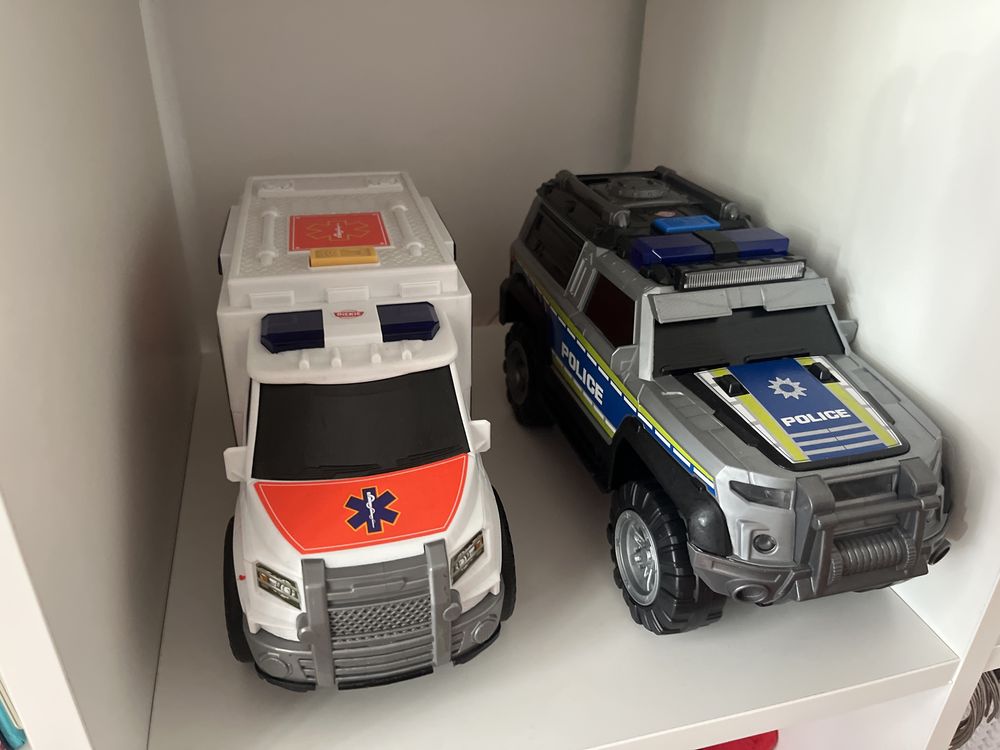 Carros de crianca policia e ambulancia