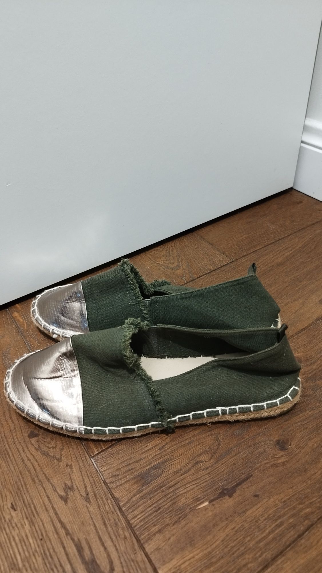Espadryle zielone ze złotym wykończeniem