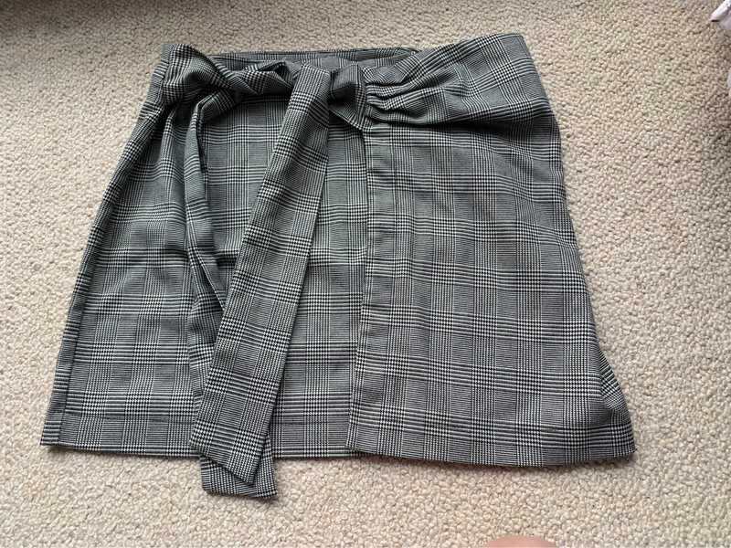 Elegancka szara kopertowa spódnica mini w kratkę do biura Reserved XS