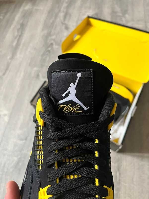 Jordan 4 Retro Thunder r.39