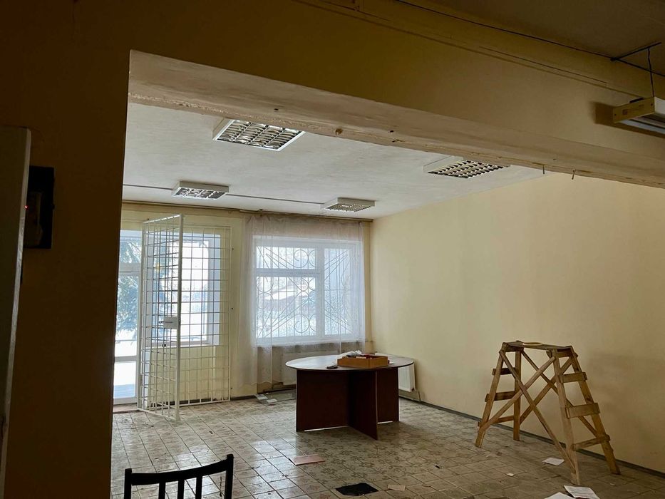 Продаж комерційного приміщення вільного призначення (смт.Березна)