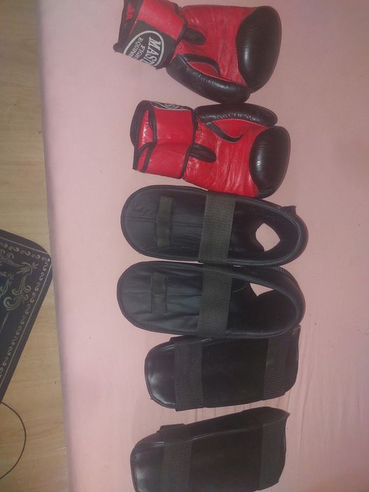 Zestaw rękawice(brak) ochraniacze piszczeli ,buty