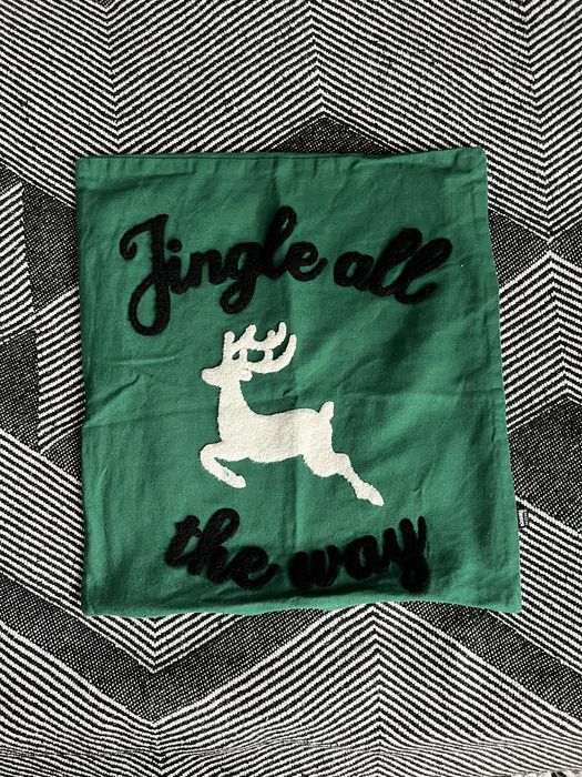 Zielona świąteczna poszewka na poduszkę z reniferem Sinsay home