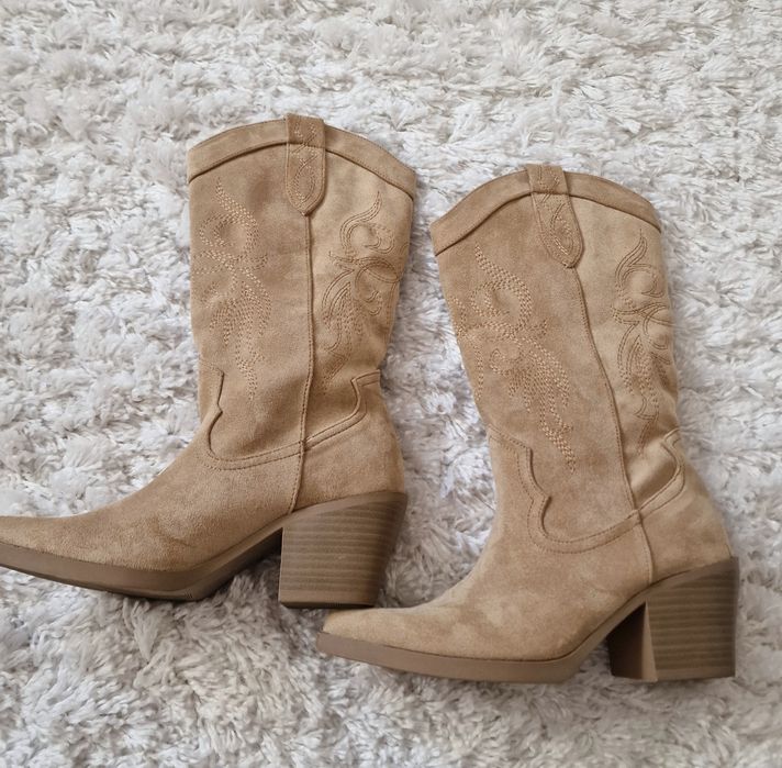 Kowbojki zamszowe "Bershka".