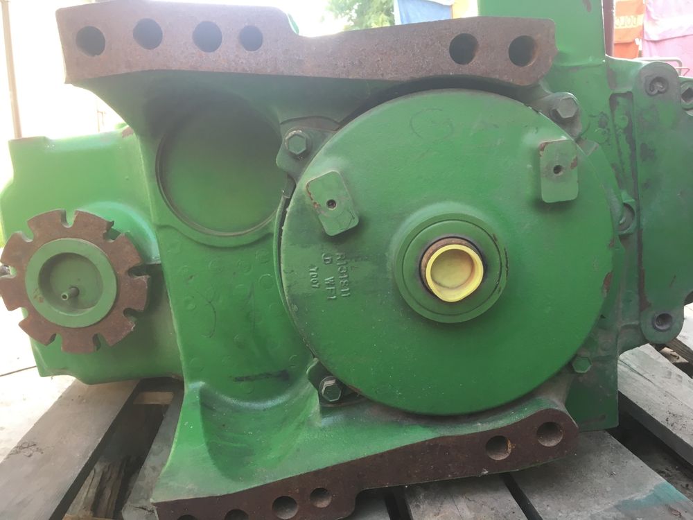 Коробка передач трактора John Deere 8400 RE45372