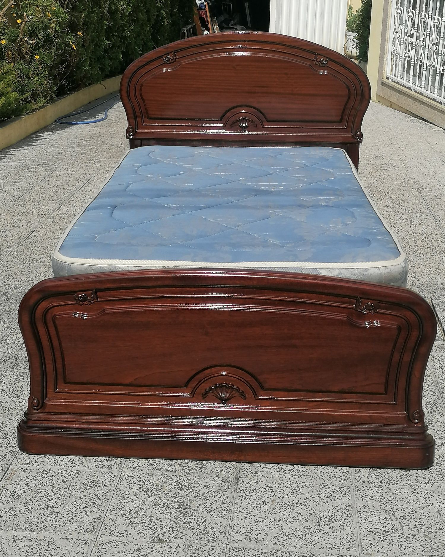 Vendo CAMA de SOLTEIRO com estrado e COLCHÃO madeira maciça como nova