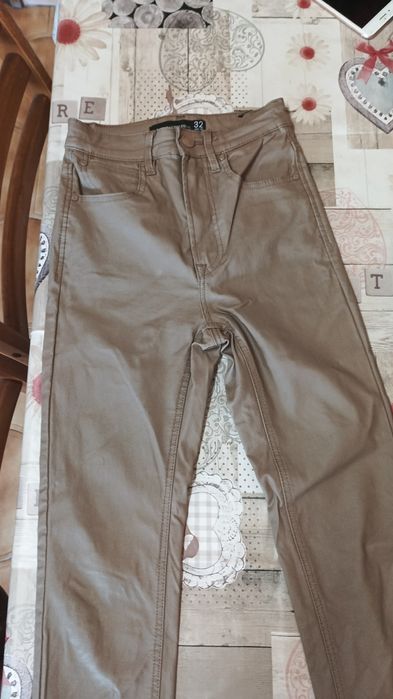 Calças em pele preto e castanhas